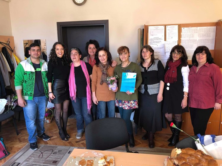 Младежите от ГЕРБ-Димимтровград поздравиха всички дами от училищата и градините