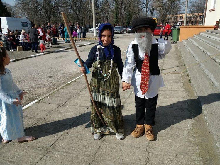 Кмет и кметица искаха прошка от караджаловци