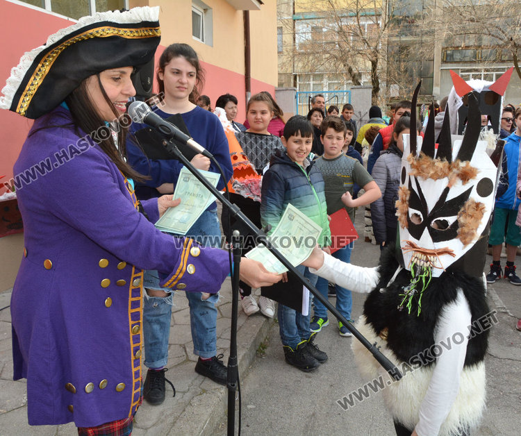 Кукери и пирати изгониха зимата в двора на „Климент”