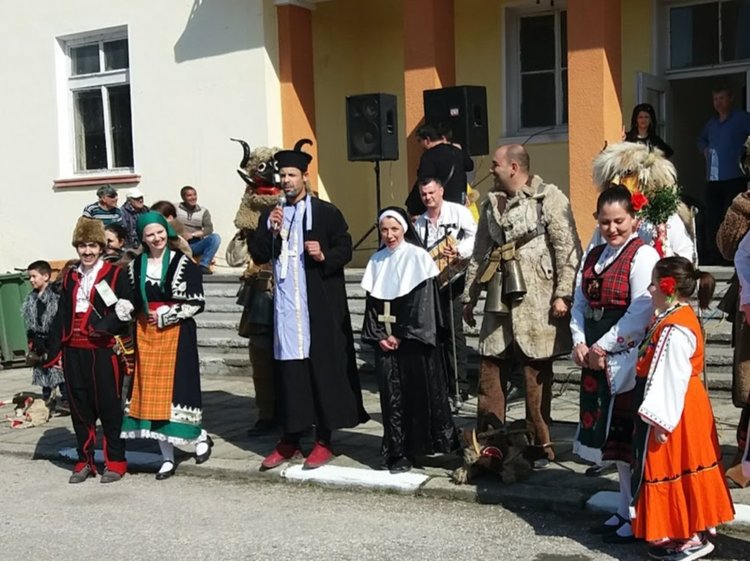 Кмет и кметица искаха прошка от караджаловци