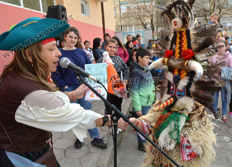 Кукери и пирати изгониха зимата в двора на „Климент”