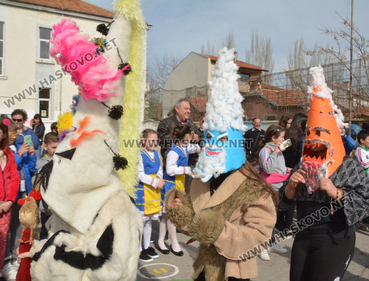 Кукери и пирати изгониха зимата в двора на „Климент”