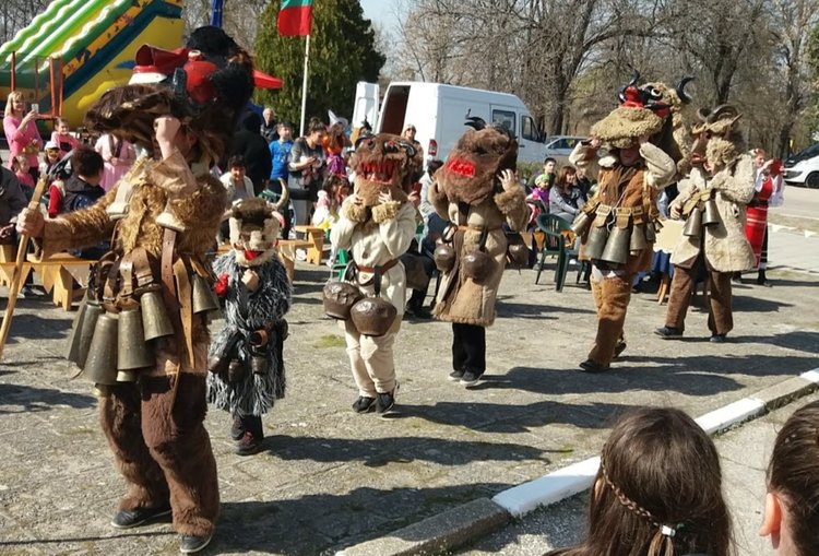 Кмет и кметица искаха прошка от караджаловци