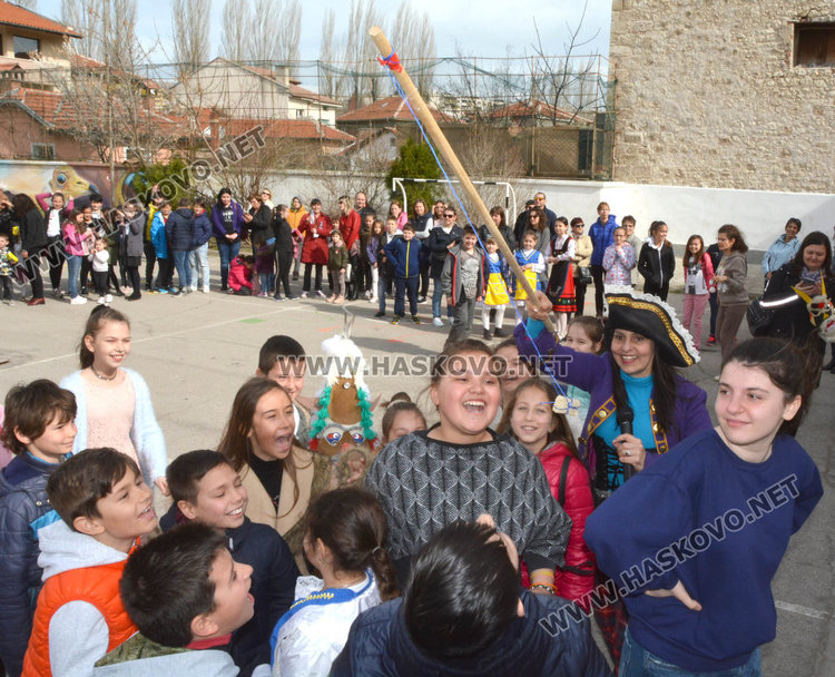 Кукери и пирати изгониха зимата в двора на „Климент”