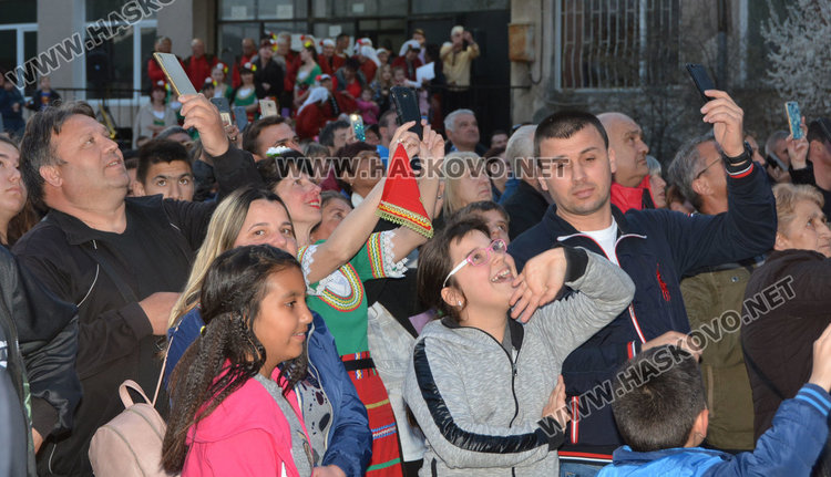 20-метрова клада озари за здраве десетки хора в Деня на прошката