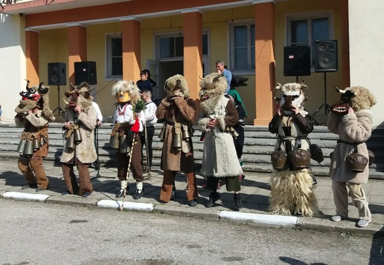 Кмет и кметица искаха прошка от караджаловци