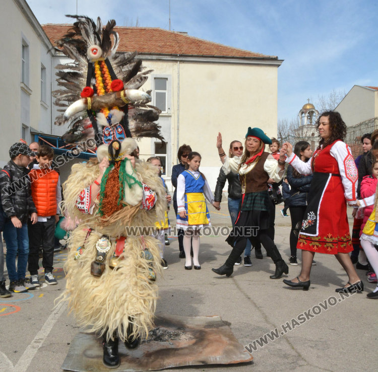 Кукери и пирати изгониха зимата в двора на „Климент”