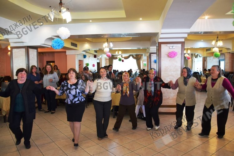 Жените-депесарки от Чифлик, Висока поляна, Мъдрец и Бели пласт извиха кръшни хора на купон