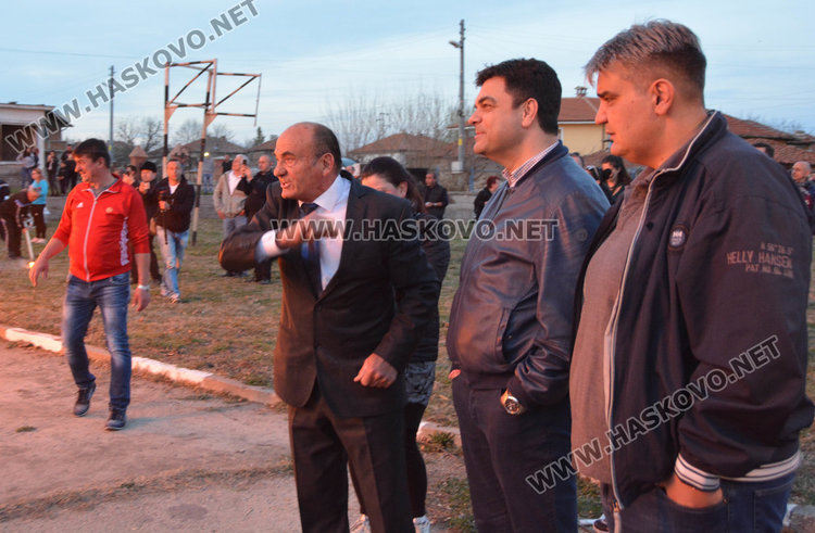 20-метрова клада озари за здраве десетки хора в Деня на прошката