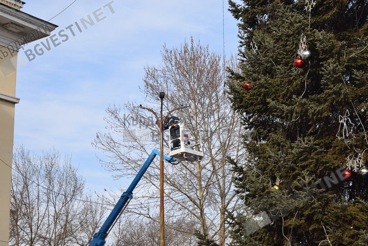 Наред с поставянето на ЛЕД осветлението,започна и боядисването на стълбовете в Кърджали