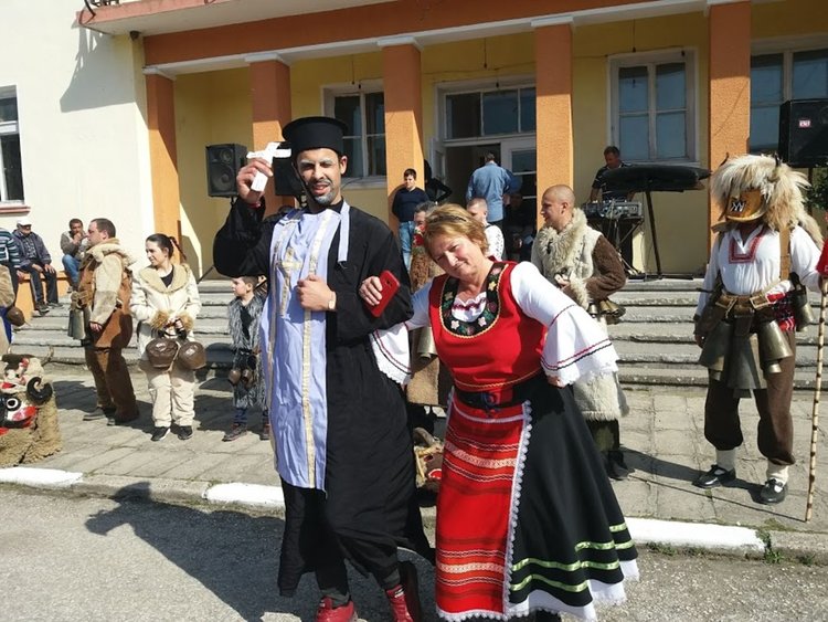 Кмет и кметица искаха прошка от караджаловци