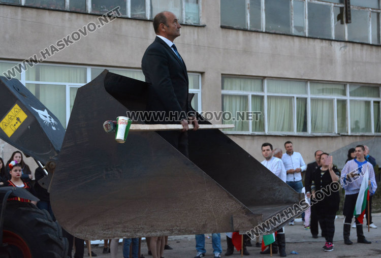 20-метрова клада озари за здраве десетки хора в Деня на прошката