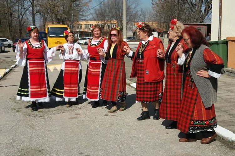 Кмет и кметица искаха прошка от караджаловци