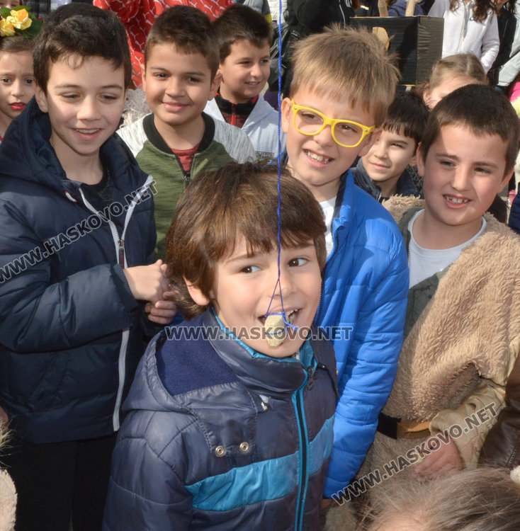 Кукери и пирати изгониха зимата в двора на „Климент”