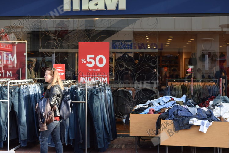 Вавилонско стълпотворение в Одрин,  сезонното намаление привлече половин България