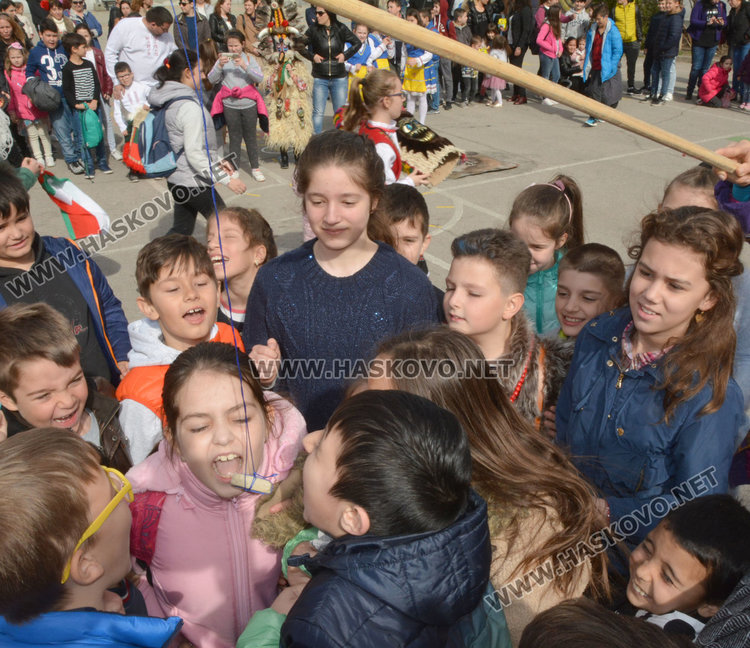 Кукери и пирати изгониха зимата в двора на „Климент”
