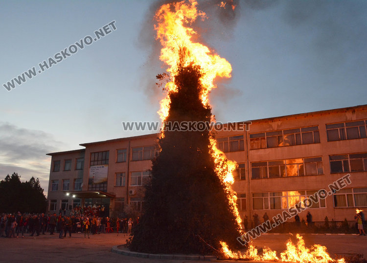 20-метрова клада озари за здраве десетки хора в Деня на прошката