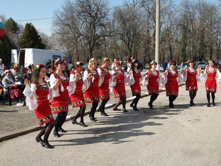 Кмет и кметица искаха прошка от караджаловци