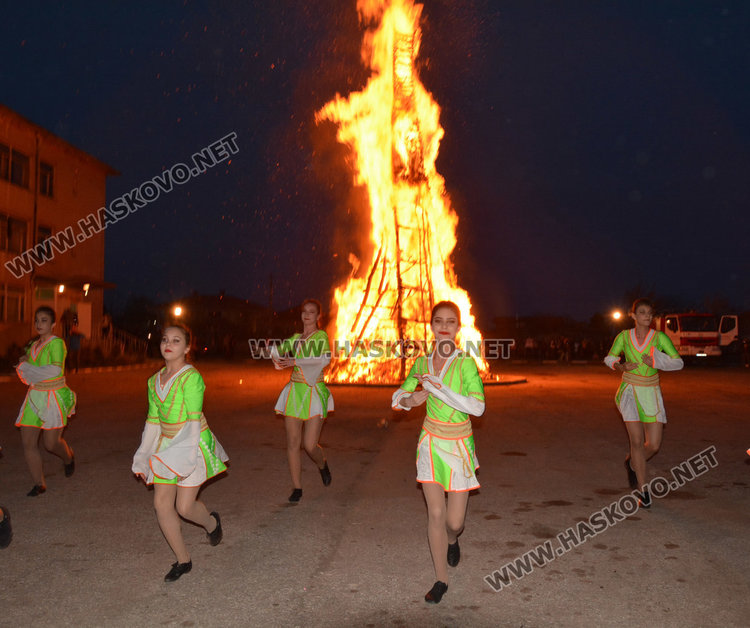 20-метрова клада озари за здраве десетки хора в Деня на прошката
