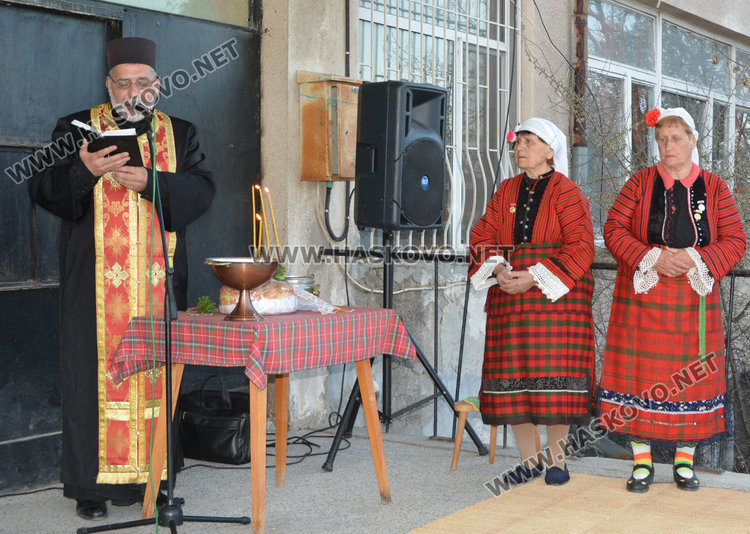 20-метрова клада озари за здраве десетки хора в Деня на прошката