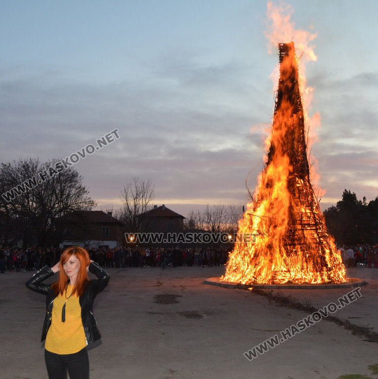 20-метрова клада озари за здраве десетки хора в Деня на прошката