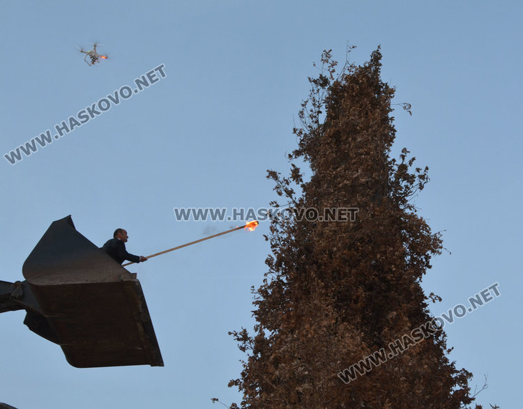 20-метрова клада озари за здраве десетки хора в Деня на прошката