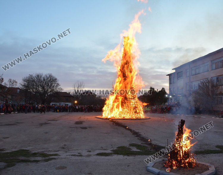 20-метрова клада озари за здраве десетки хора в Деня на прошката