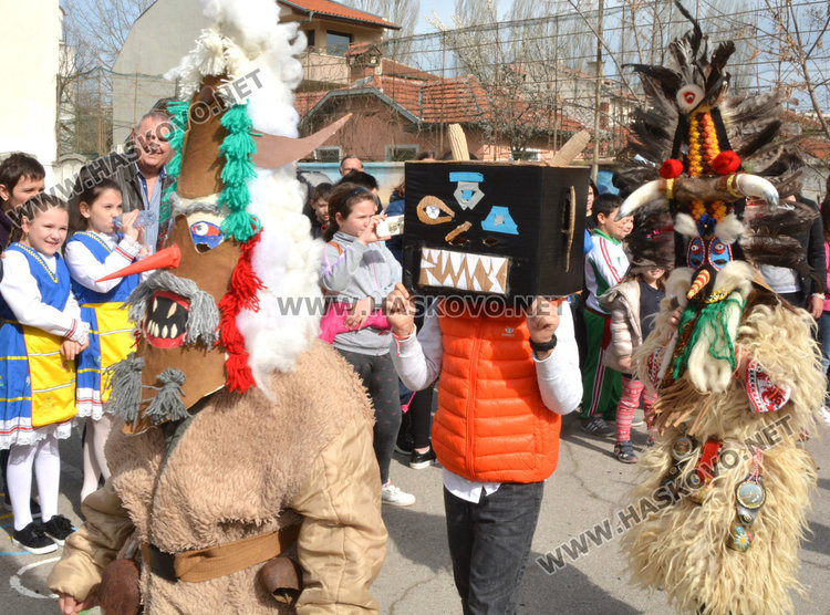 Кукери и пирати изгониха зимата в двора на „Климент”