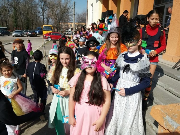 Кмет и кметица искаха прошка от караджаловци