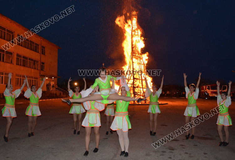 20-метрова клада озари за здраве десетки хора в Деня на прошката
