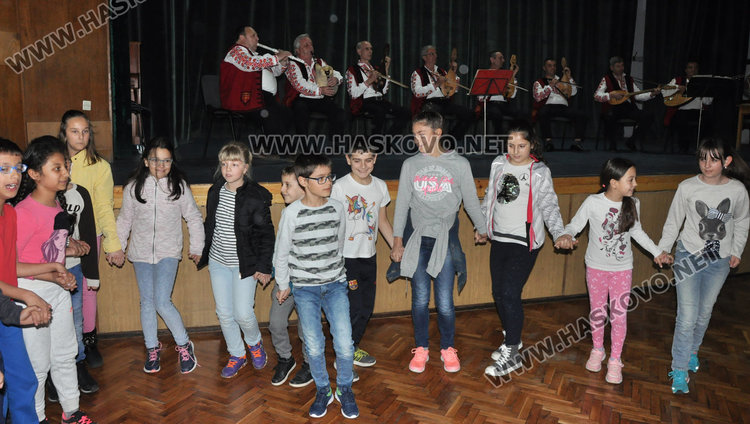 Пътешествие в българския фолкор с народния оркестър на Хасково