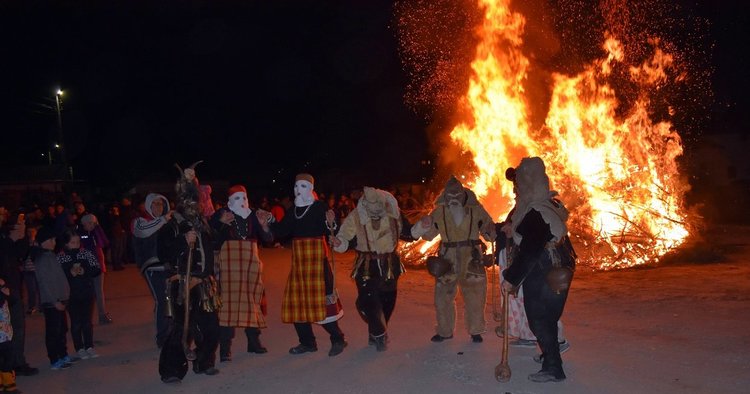 Кукери и клинове за Сирни Заговезни в Чепеларе, кметът поиска прошка от съгражданите си