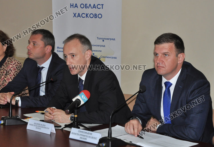 Образователният министър: Учителите по-свободни за дискусии в час