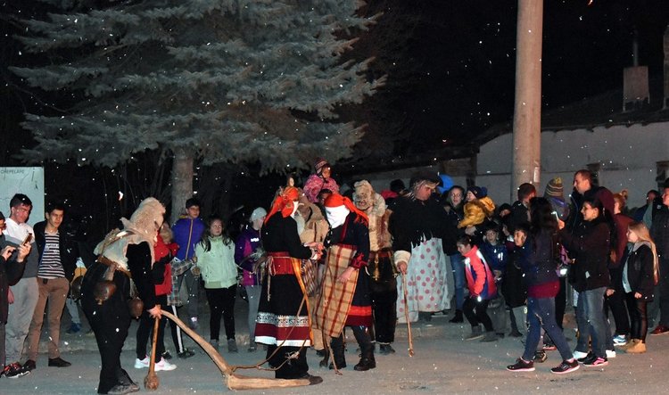 Кукери и клинове за Сирни Заговезни в Чепеларе, кметът поиска прошка от съгражданите си