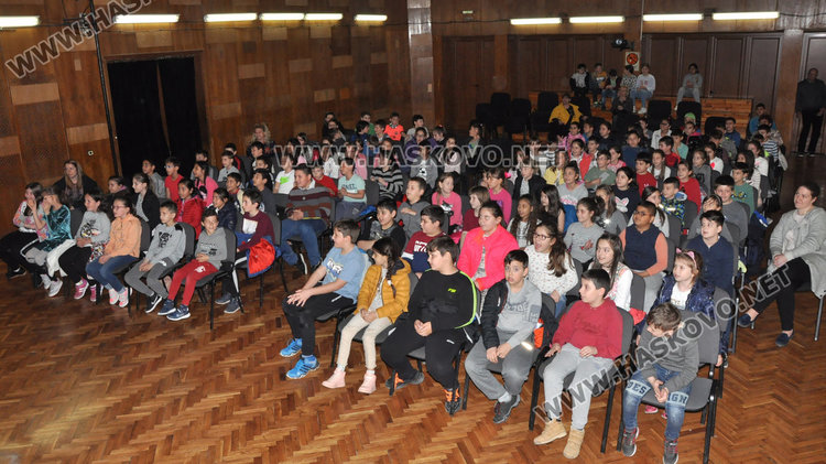 Пътешествие в българския фолкор с народния оркестър на Хасково