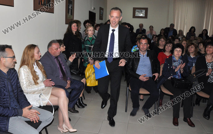 Образователният министър: Учителите по-свободни за дискусии в час