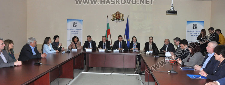 Образователният министър: Учителите по-свободни за дискусии в час