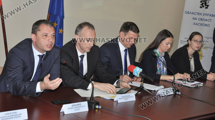 Образователният министър: Учителите по-свободни за дискусии в час