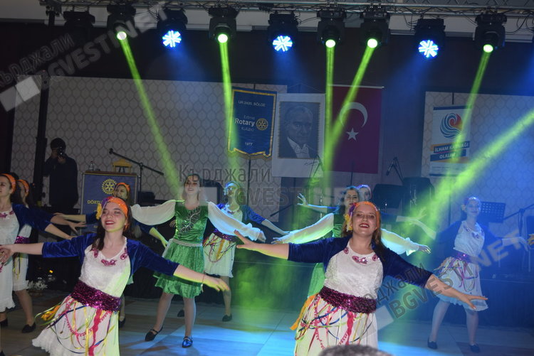 Местен фолклор