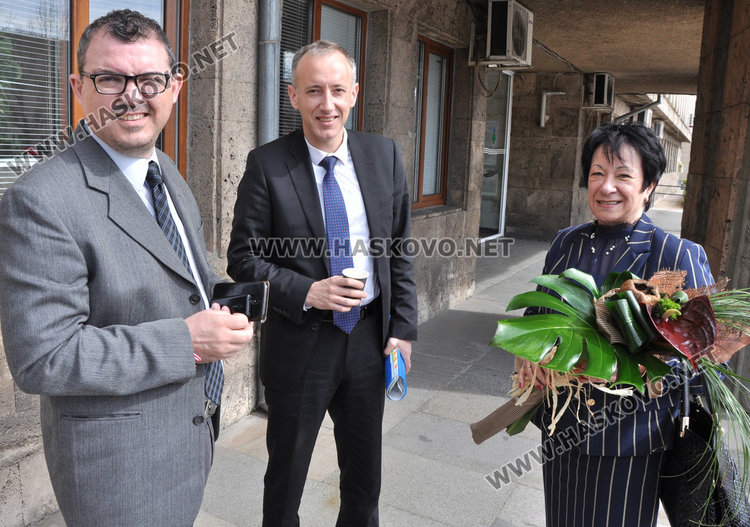 Образователният министър: Учителите по-свободни за дискусии в час