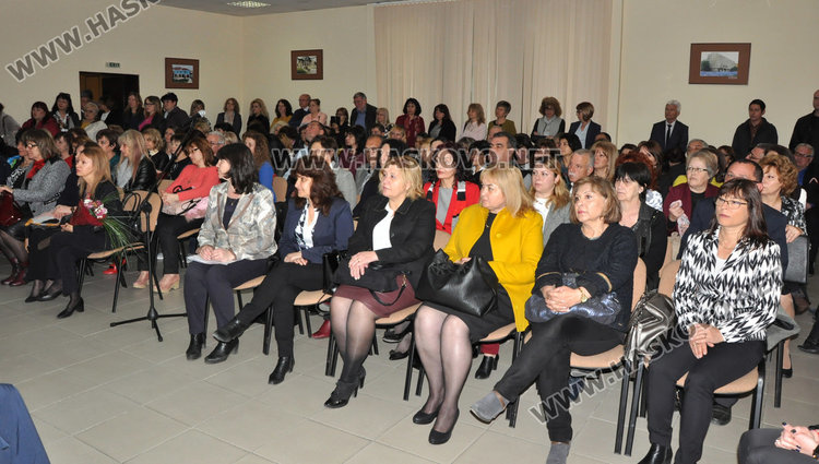 Образователният министър: Учителите по-свободни за дискусии в час