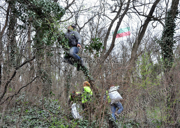 Билкари от Стара Загора чистят  Ямача от бръшляна