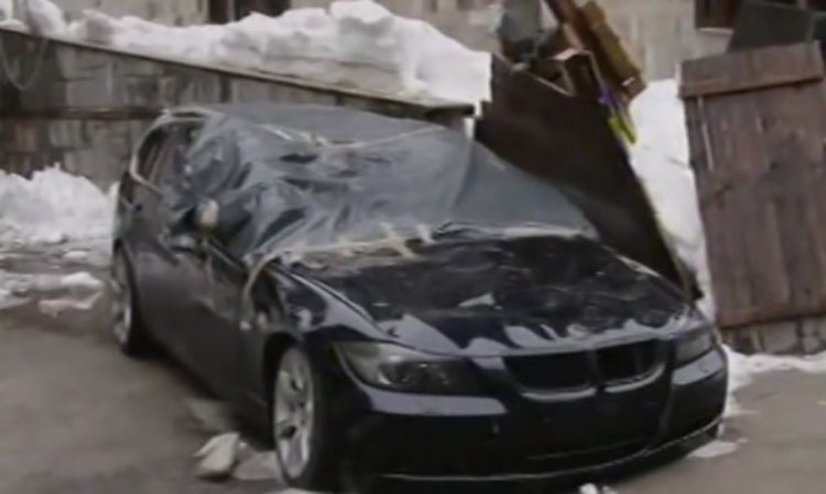 Сняг падна от покрив в Пампорово и премаза коли,  по чудо без жертви