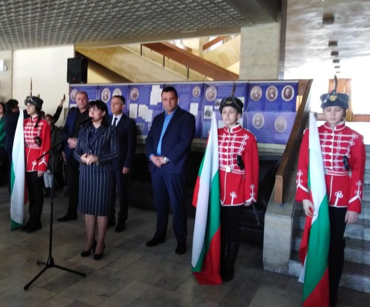 Караянчева откри в Кърджали фотоизложба за 140 години от създаването на Търновската конституция