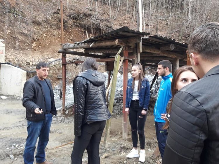 Ученици влизат под земята с камера и микрофон!