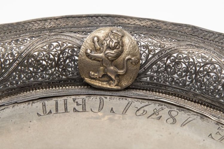 Подносите на княз Александър Батенберг в НИМ