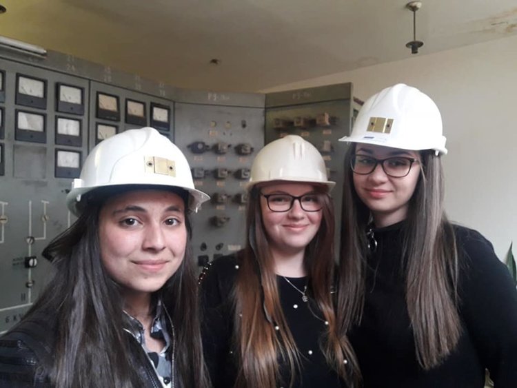 Ученици влизат под земята с камера и микрофон!