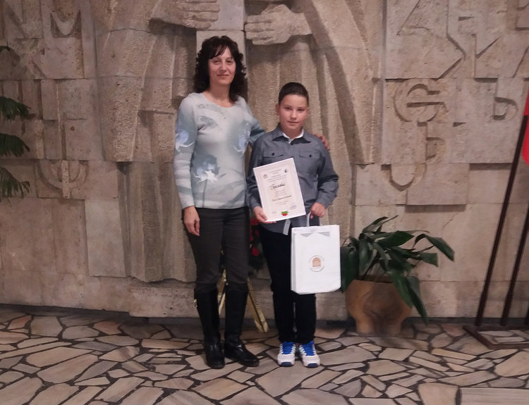 Грамота и предметни награди за младия фотограф Каан Хабилов