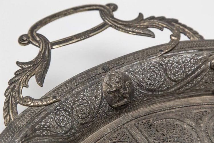 Подносите на княз Александър Батенберг в НИМ