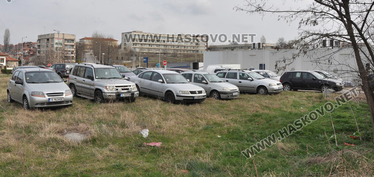 Паркиране по хасковски: Като няма къде, газим в тревата